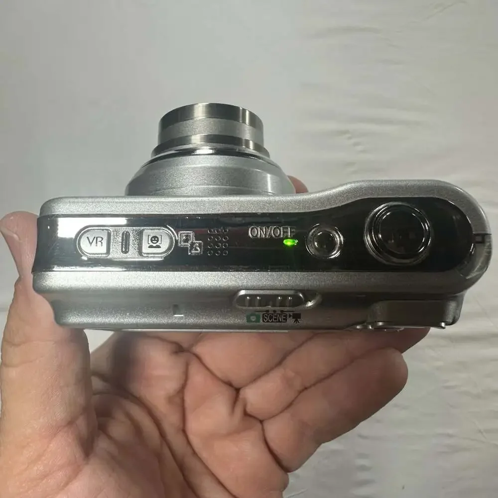 Nikon Coolpix L5 Silver 7.2MP 5X Optical Zoom Digital Camera VR Y2K with Box